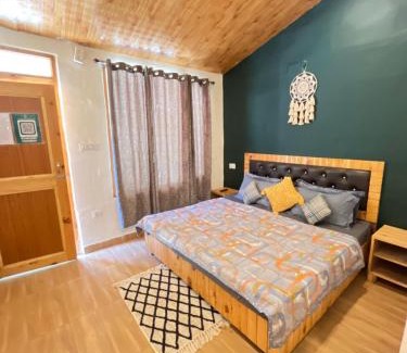 Kasol House | Cozy Dreamcatcher Rooms & Cafe: Pet and Child Friendly Stay