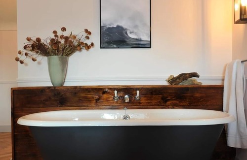 Rosses Point Bed & Breakfast | Discover The Driftwood: 4-Star Getaway with Top Amenities