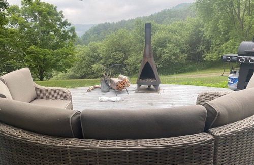 Tunbridge House | Experience The Duck Coop: Ocean View & Breakfast Included
