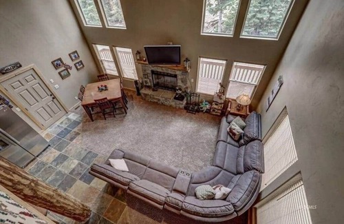 Meadow View Heights House | Ideal Family Getaway with Lake View and Child-Friendly Perks