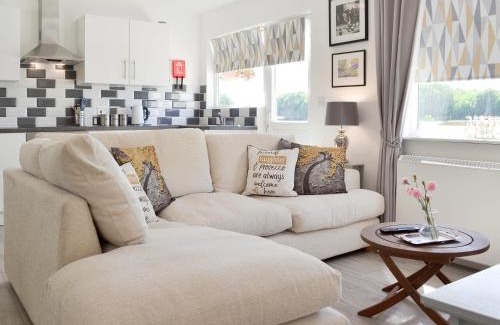 Willesborough House | Pet-Friendly Getaway at The Duck House with Great Amenities