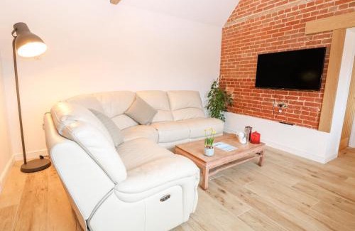 Stow Bedon House | Experience Family-Friendly Comfort at The Duck House