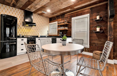 Waco Cottage | Ideal Getaway: The Duet 1 BR Steps from Baylor & Silos