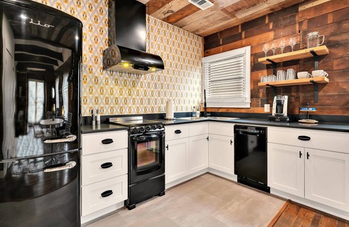 Waco Cottage | Ideal Getaway: The Duet 1 BR Steps from Baylor & Silos