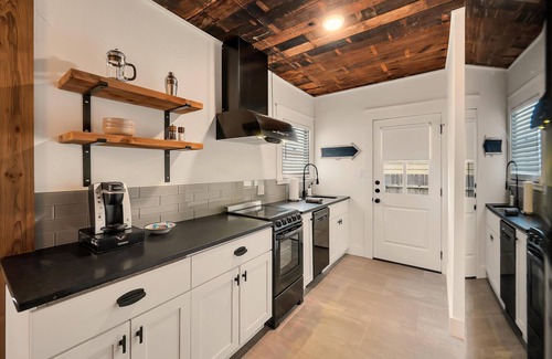 Waco Cottage | Perfect Retreat Near Baylor University and Magnolia Silos