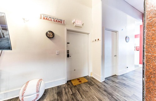 Downtown St. Louis Apartment | Experience The Dugout - A Premier Team House Retreat