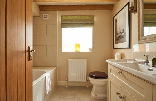 Ellastone Hotel | Discover The Duncombe Arms: Pet-Friendly Retreat with High Ratings