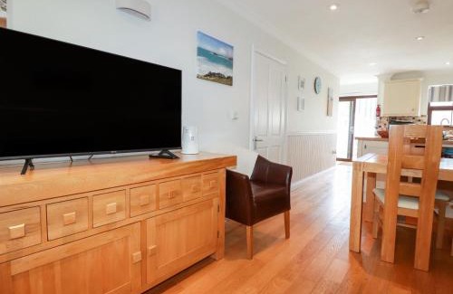 Crantock House | Pet-Friendly Retreat at The Dunes - A 4-Star Escape