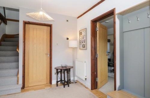 Dunbridge House | Discover The DunnitManor Farm: 4-Star Child-Friendly Escape