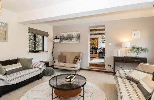 Dunbridge House | Discover The DunnitManor Farm: 4-Star Child-Friendly Escape