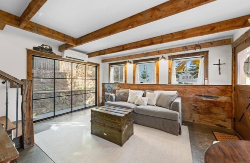 Castle Rock House | Discover The Dyer Inn - A Restored Barn for Families