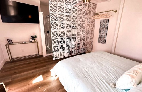 Lincolnville Hotel | Stylish King Studio in Boutique Hotel, Steps from Downtown