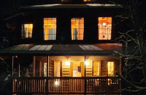 Palmer House | Experience The Eagle's Nest Treehouse Cabin - Guest Rated 10/10