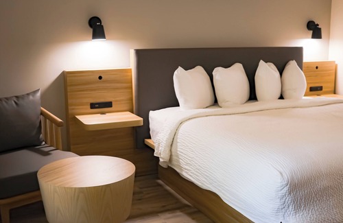 East Sandwich Hotel | Relax at The Earl of Sandwich Motel with Pool & Spa
