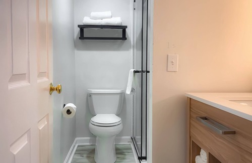 East Sandwich Hotel | Relax at The Earl of Sandwich Motel with Pool & Spa