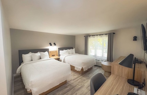 East Sandwich Hotel | Relax at The Earl of Sandwich Motel with Pool & Spa