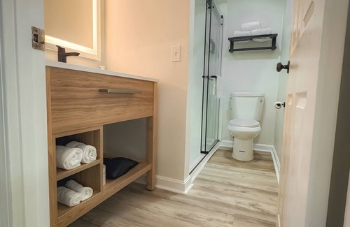 East Sandwich Hotel | Relax at The Earl of Sandwich Motel with Pool & Spa