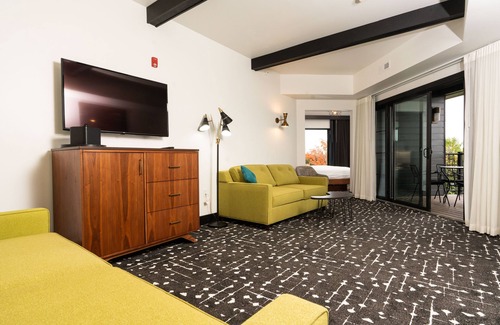 Charlevoix Hotel | Experience The Earl: Eco-Friendly Stay with Pool & Spa