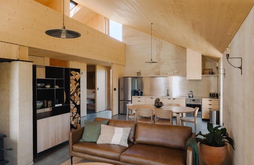 Kawarau Falls House | Discover The Earth House @ Jacks Point - Rated 8.8/10