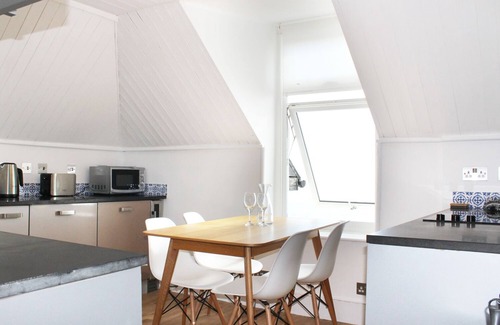 Sandgate Cottage | Experience The Eaves: Ocean View & Family-Friendly Amenities