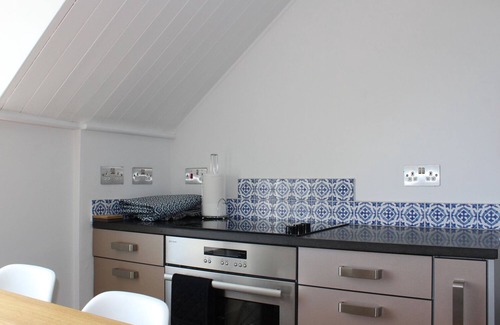 Sandgate Cottage | Experience The Eaves: Ocean View & Family-Friendly Amenities
