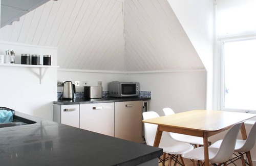 Sandgate Cottage | Experience The Eaves: Ocean View & Family-Friendly Amenities