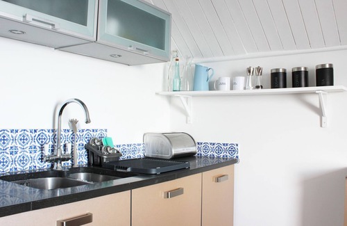 Sandgate Cottage | Experience The Eaves: Ocean View & Family-Friendly Amenities