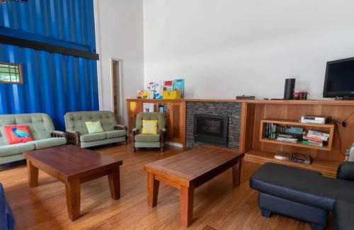 Burgess Park House | Eco Lodge Tsb Topec: Family-Friendly Retreat with Kitchen