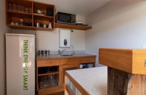 Burgess Park House | Eco Lodge Tsb Topec: Family-Friendly Retreat with Kitchen
