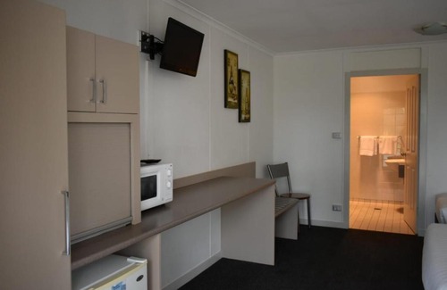 Buronga Hotel | Relax at The Edge Motel with Pool & Hot Tub Amenities