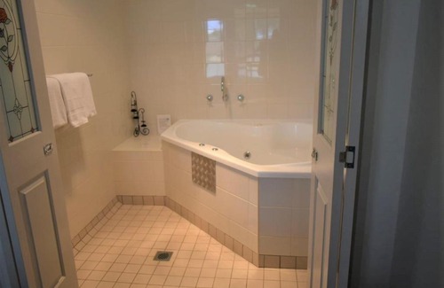 Buronga Hotel | Relax at The Edge Motel with Pool & Hot Tub Amenities