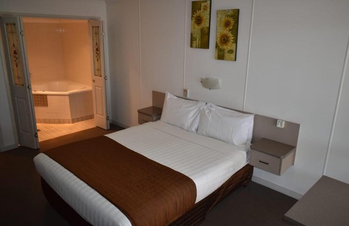 Buronga Hotel | Relax at The Edge Motel with Pool & Hot Tub Amenities