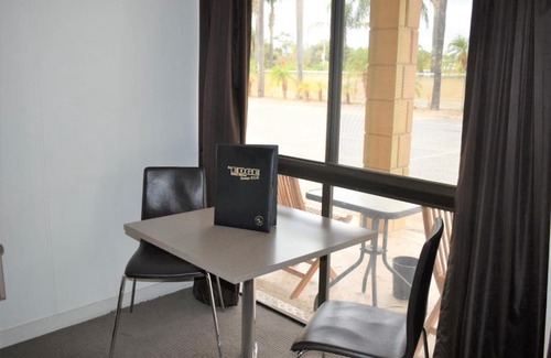 Buronga Hotel | Relax at The Edge Motel with Pool & Hot Tub Amenities