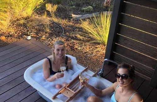 Lower Chittering House | Unwind at The Edge Retreat - Rated 9.8 with Spa and Hot Tub
