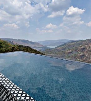 Panchgani Villa | Top-Rated Victoria Hotel: Pet-Friendly with Pool & Breakfast