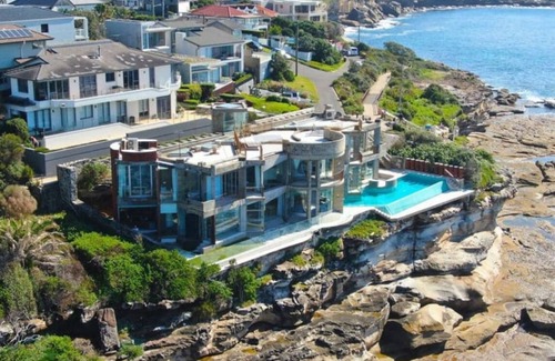 South Coogee House | Discover The Edge: Nature-Inspired Retreat with Ocean Views