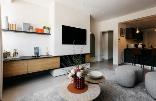 Jambes Apartment | Discover The Edgewater Suites - Skyline: Family-Friendly Retreat