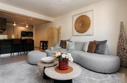 Jambes Apartment | Discover The Edgewater Suites - Skyline: Family-Friendly Retreat