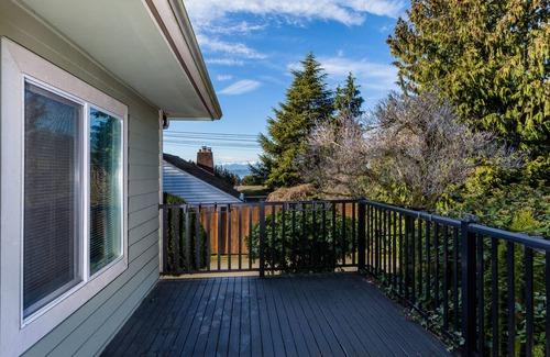 The Bowl of Edmonds House | Family-Friendly Edmonds Guest House with Oceanfront Bliss