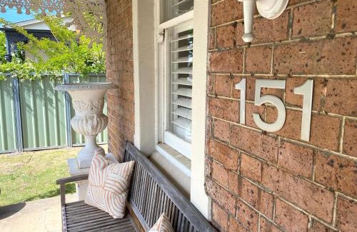 Orange House | Elegant Edward Townhouse 151 - Guest Rated: 8.8/10