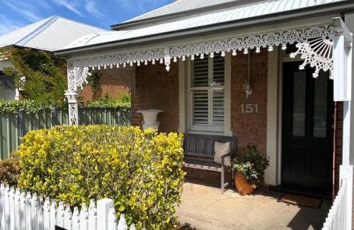 Orange House | Elegant Edward Townhouse 151 - Guest Rated: 8.8/10