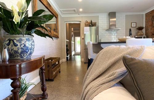 Orange House | Elegant Edward Townhouse 151 - Guest Rated: 8.8/10