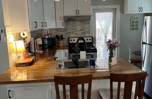 Jonesborough Cottage | Discover Eggplant Cottage: Walk to Historic Jonesborough
