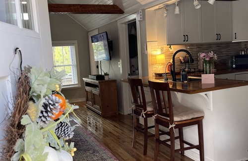 Jonesborough Cottage | Discover Eggplant Cottage: Walk to Historic Jonesborough