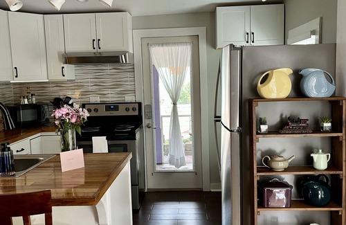 Jonesborough Cottage | Discover Eggplant Cottage: Walk to Historic Jonesborough