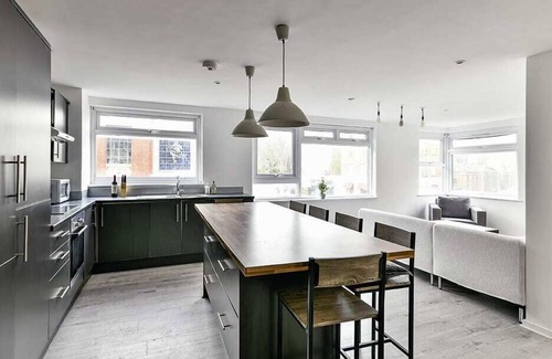 Brompton & Hans Town Apartment | Comfortable Stay at The Elden No2 Fairway Hosting