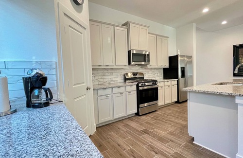 Rosenberg House | Elegant Stay Near Highway 59 with Spa and Family Amenities