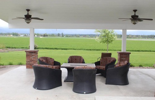 Kalispell Villa | Discover the Montana Farmhouse: Family-Friendly Haven