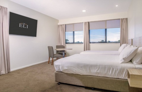 Devonport Hotel | Convenient Comfort at The Elimatta Hotel with Pool & Dining