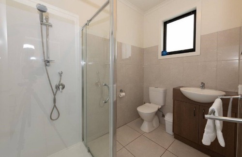 Devonport Hotel | Convenient Comfort at The Elimatta Hotel with Pool & Dining